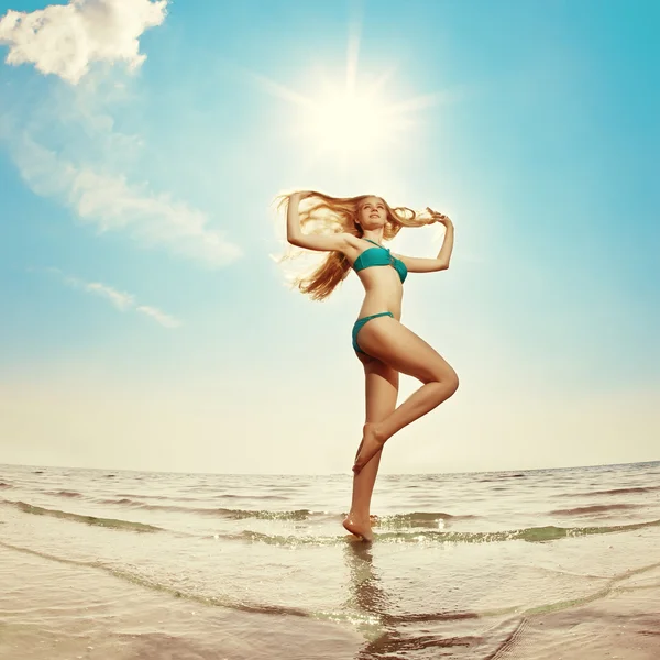 Красивая женщина на пляже у моря Стоковое Фото