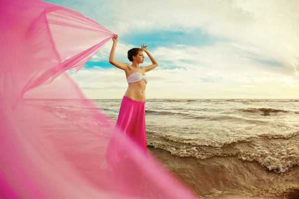 Женщина с салфеткой в руках на пляже Лицензионные Стоковые Фото