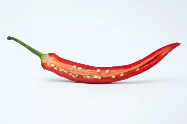 Chilipfeffer in Scheiben geschnitten auf einem weißen — Stockfoto