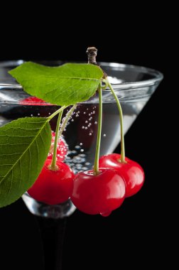 bir martini cam kiraz.