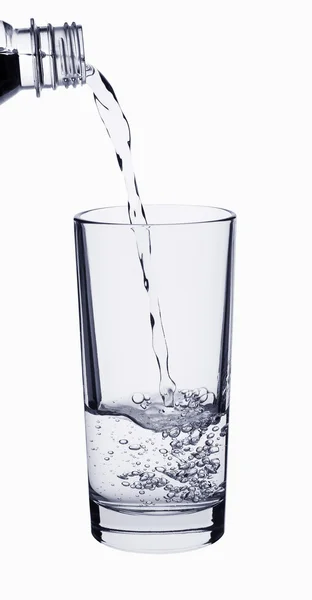白で隔離されるガラスに注ぐ水 — ストック写真