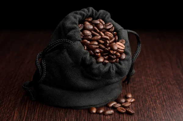 Feijão de café no saco em preto — Fotografia de Stock