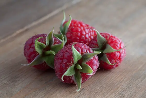 Raspberries on table — Stock Photo, Image