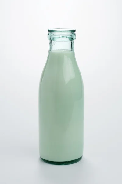 Bottiglia di latte su bianco. Percorso di ritaglio — Foto Stock