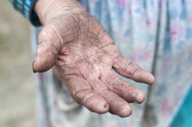 para için yalvarıyor