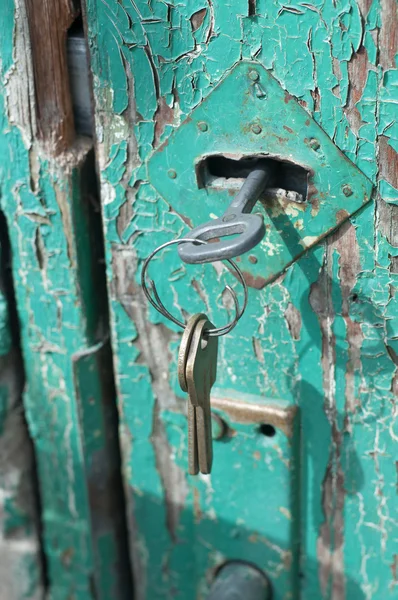 Rostiga nycklar i gamla dörrlås — Stockfoto