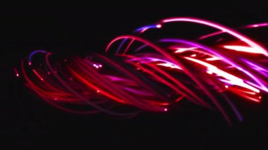 Tellerin, çizgilerin, kurdelelerin, liflerin ve kabloların renkli soyut arkaplanı. Uzayda parlak ipleri birbirine dokumak. Çizgiler yapısal lifler oluşturur