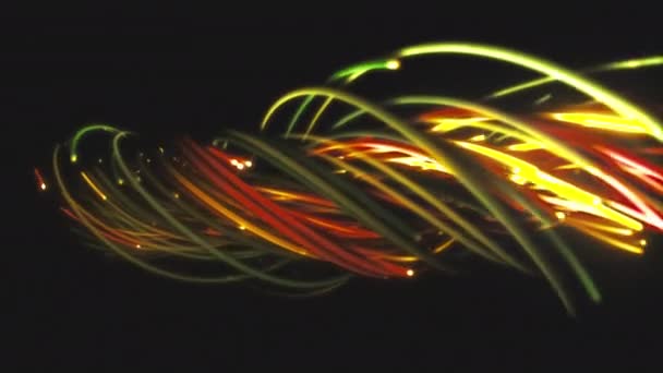 リボン 繊維またはワイヤのカラフルな抽象的な背景 宇宙における明るい弦の交叉 構造繊維を形成する線 — ストック動画