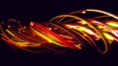 Tellerin, çizgilerin, kurdelelerin, liflerin ve kabloların renkli soyut arkaplanı. Uzayda parlak ipleri birbirine dokumak. Çizgiler yapısal lifler oluşturur