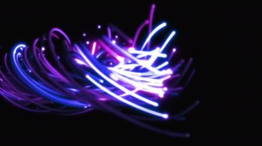 Tellerin, çizgilerin, kurdelelerin, liflerin ve kabloların renkli soyut arkaplanı. Uzayda parlak ipleri birbirine dokumak. Çizgiler yapısal lifler oluşturur