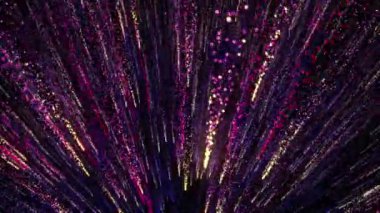 Parlak renkli parçacıklar boşluğu enerji ve ışık püskürtüleriyle doldurur. Parlak şenlik dekorasyonu için parlak renkli soyut arkaplan