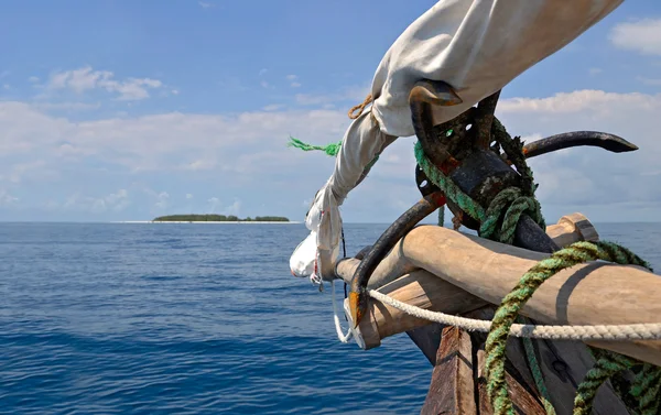 Devant Vieux bateau avec île, mer et ciel bleu — Photo