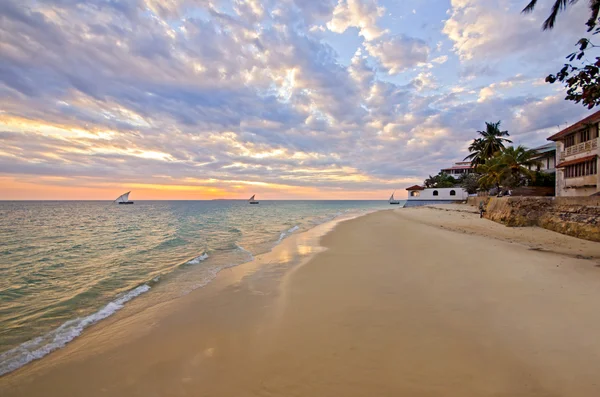 Spiaggia di sabbia con barca e tramonto su Zanzibar — Foto Stock