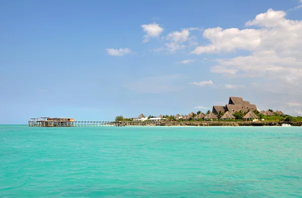 Pier com resort de luxo na ilha de Zanzibar — Fotografia de Stock