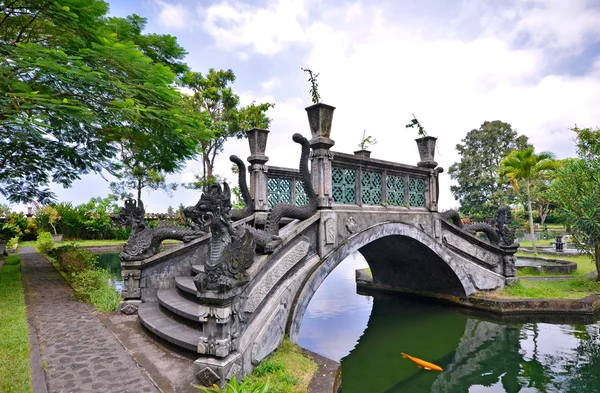 Bridge over lake at Tirtagangga Water Palace — Stock Photo, Image