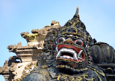 tanah lot, bali girişinde korkutucu taş barong maskesi