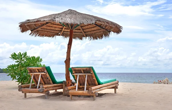 Kanepe sandalye beyaz kumlu plaj rahatlatıcı — Stok fotoğraf