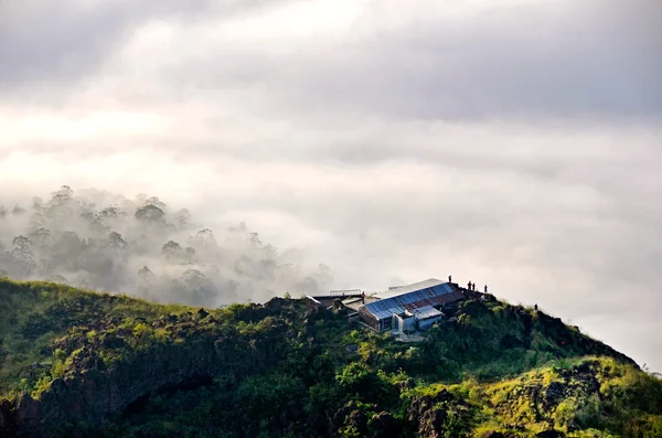 Berg cottage boven wolken met een jungle — Stockfoto
