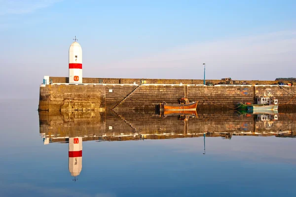 Старі lighouse, два човни з відображенням води — стокове фото