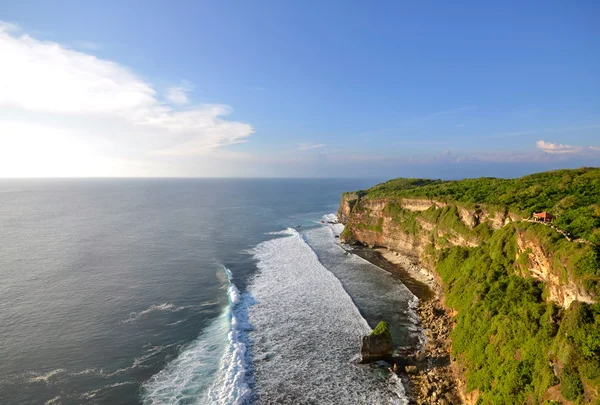 Grandes falésias em Uluwatu, Bali Indonesia — Fotografia de Stock