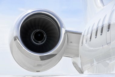 çalışan jet motoru üzerinde lüks özel jet uçağı - bombardier