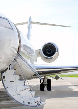 jet Merdivenlerin üzerinde özel bir uçak - bombardier motor.