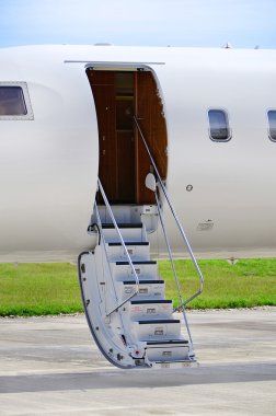 Merdivenlerde bir lüks özel jet uçak - bombardier