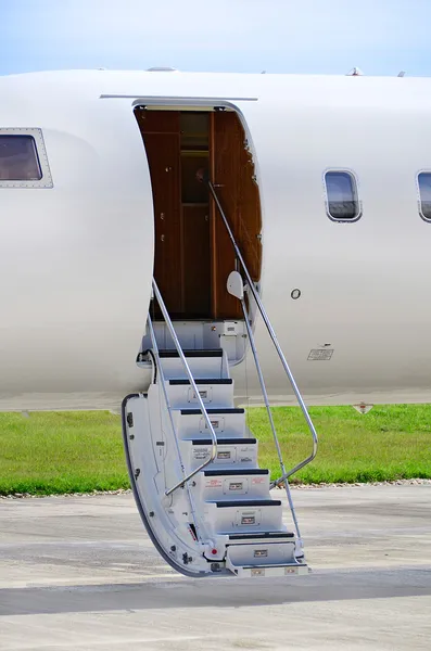 Merdivenlerde bir lüks özel jet uçak - bombardier — Stok fotoğraf