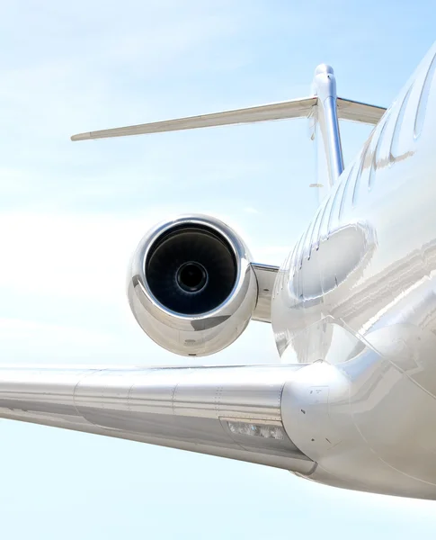 Avión jet privado de lujo volando - Bombardier —  Fotos de Stock