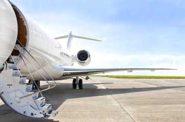 jet Merdivenlerin üzerinde özel bir uçak - bombardier motor.