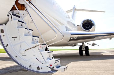 jet Merdivenlerin üzerinde özel bir uçak - bombardier motor.