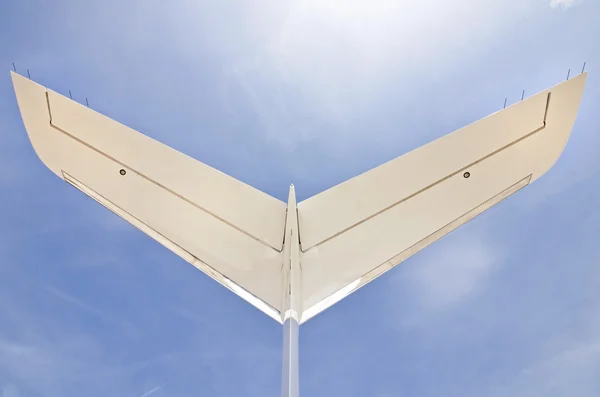 Leitwerk eines Düsenflugzeugs mit blauem Himmel — Stockfoto