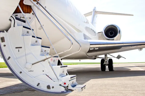 Schody s jet motoru na soukromé letadlo - bombardier Stock Fotografie