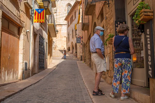 Montblanc España Septiembre 2021 Antigua Calle Con Una Pareja Casco — Foto de Stock