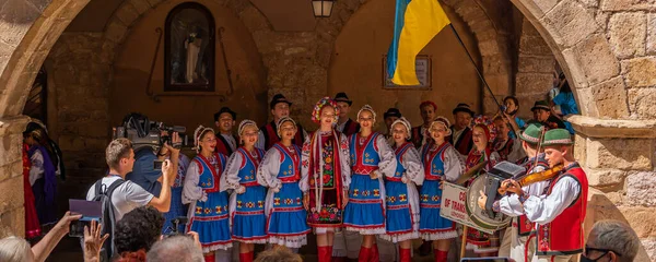 Монблан Испания 2021 Сентябрь Танцоры Украинских Красочных Народных Костюмах Фольклорном — стоковое фото
