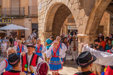 MONTBLANC, İspanya - EPTEMBER 12.2021: İspanya 'daki Montblanc halk festivalinde Ukrayna renkli halk kostümlü dansçılar