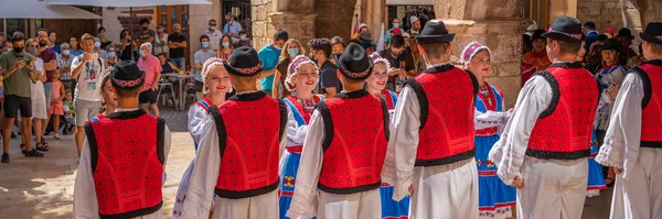 Montblanc Spanien September 2021 Dansare Ukrainska Färgglada Folkdräkter Folkfestivalen Montblanc — Stockfoto