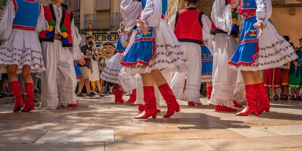 Χορευτές με κόκκινα παπούτσια στα ουκρανικά λαϊκά κοστούμια στο λαϊκό φεστιβάλ Montblanc στην Ισπανία — Φωτογραφία Αρχείου