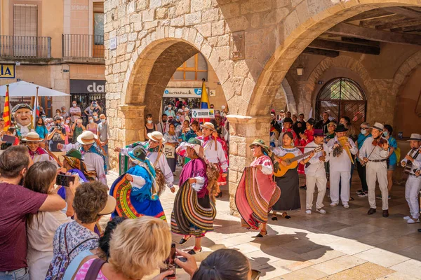 Dançarinos folclóricos em trajes do Equador no festival popular Mayor em Montblanc Espanha — Fotografia de Stock