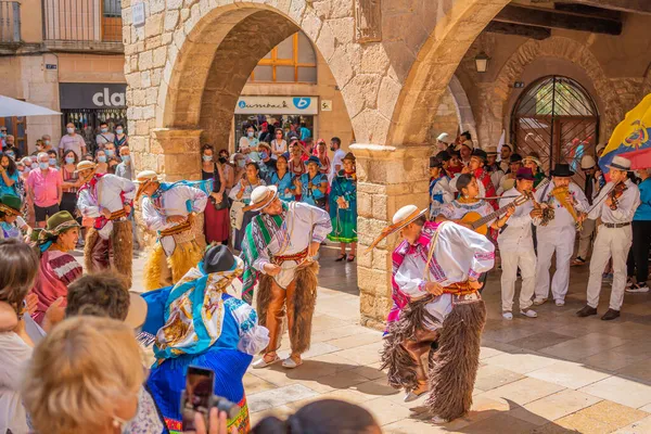 Dançarinos folclóricos em trajes do Equador no festival popular Mayor em Montblanc Espanha — Fotografia de Stock