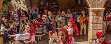 Festivalin Belediye Başkanı Montblanc 'ta düzenlenen halk festivalinde Makedon halk dansları