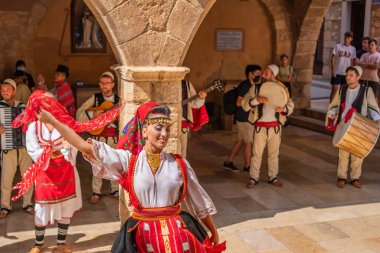 Festivalin Belediye Başkanı Montblanc 'ta düzenlenen halk festivalinde Makedon halk dansları