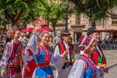 İspanya 'daki Montblanc halk festivalinde Ukrayna halk dansçıları