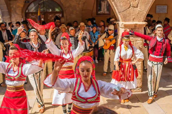 시장몬 블랑에서 열린 가두 민요 축제에서 마케도니아 인들 이 춤을 추는 모습 — 스톡 사진