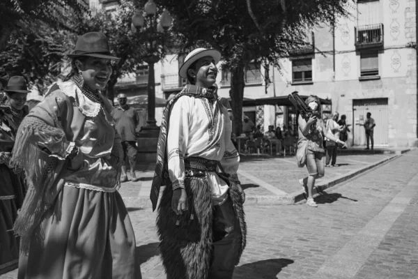 Czarno-białe zdjęcie tancerzy ludowych w kostiumach Ekwadoru na festiwalu folkowym Mayor w Montblanc w Hiszpanii — Zdjęcie stockowe