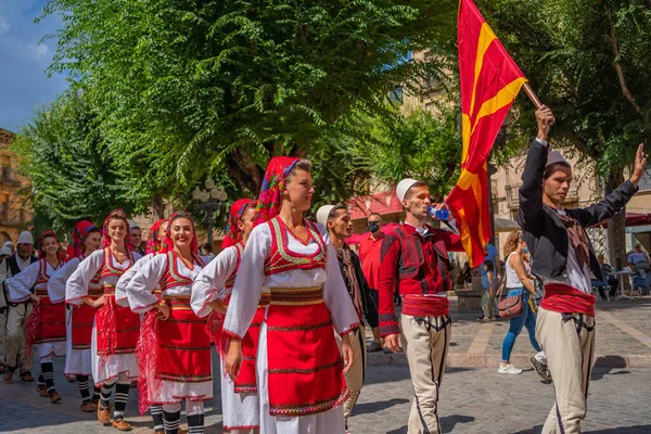 Dança popular da Macedônia em um festival folclórico de rua em Montblanc, Festival Mayor — Fotografia de Stock