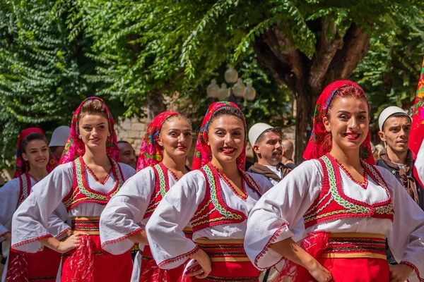 Volksdans uit Macedonië op een straatvolksfestival in Montblanc, Festivalburgemeester — Stockfoto