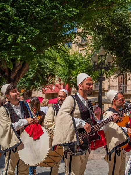 Néptánc Macedóniából egy utcai népfesztiválon Montblanc-ban, a fesztivál polgármestere — Stock Fotó