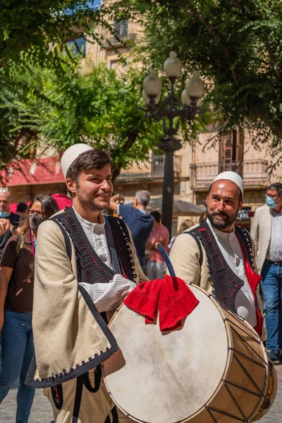 시장몬 블랑에서 열린 가두 민요 축제에서 마케도니아 인들 이 춤을 추는 모습 — 스톡 사진