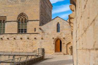 Katalonya 'nın Santa Maria de Poblet manastırında 12. yüzyıl boyunca yürüyoruz. Bölge Tarragona